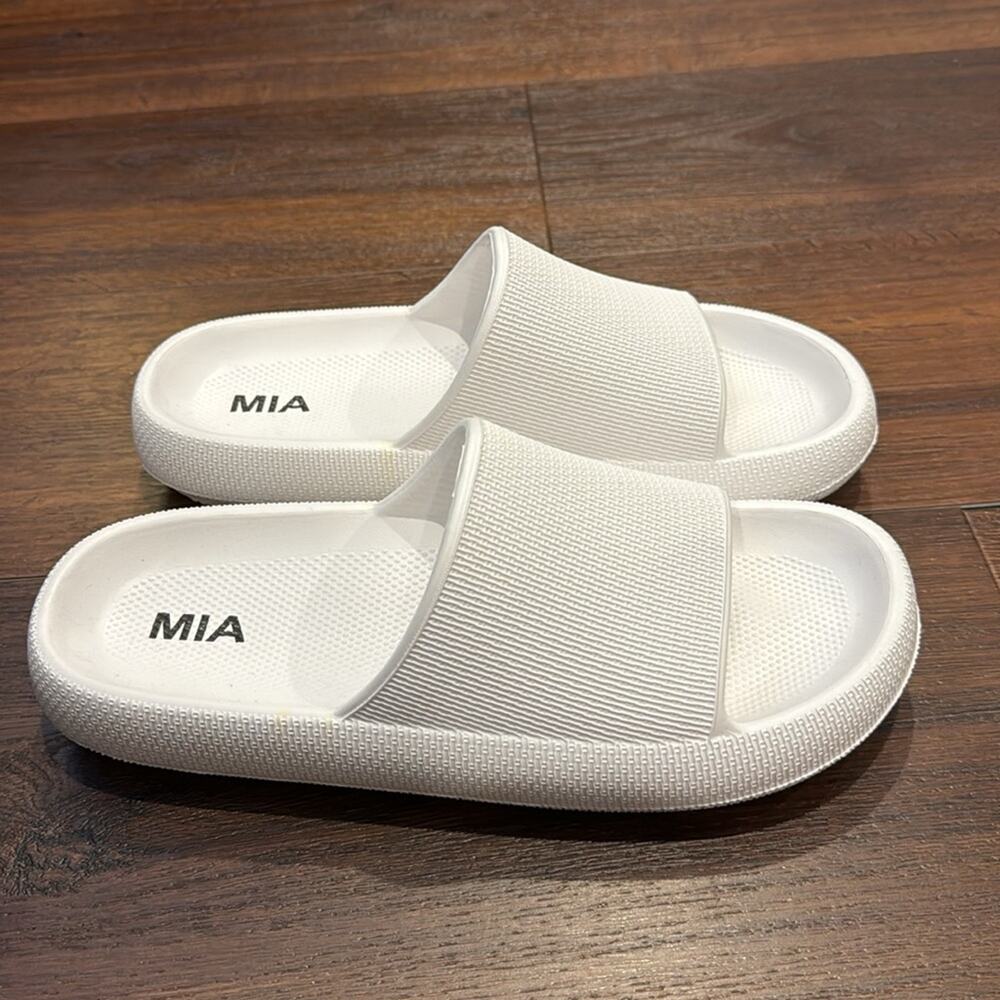 MIA NWT White Slide Sandals in size 10 very comfortable. - Picture 2 of 5